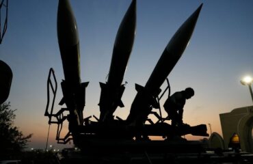 Μπαχρέιν: Ιρανικός πύραυλος κτύπησε ουρανοξύστη κατοικιών Αμερικανών – Μία νεκρή και 8 τραυματίες (βίντεο)