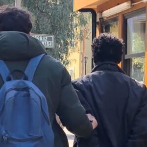 Στην Ευελπίδων ο Σουδανός με τις χειροβομβίδες: Με κατεβασμένο το κεφάλι και χωρίς δηλώσεις έφτασε ο 48χρονος