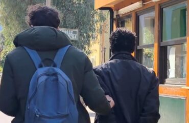 Στην Ευελπίδων ο Σουδανός με τις χειροβομβίδες: Με κατεβασμένο το κεφάλι και χωρίς δηλώσεις έφτασε ο 48χρονος