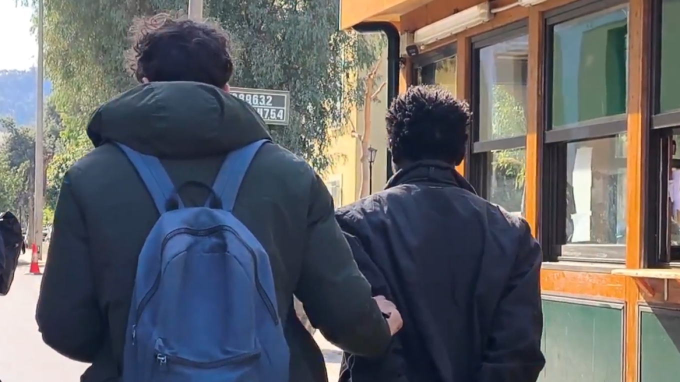 Στην Ευελπίδων ο Σουδανός με τις χειροβομβίδες: Με κατεβασμένο το κεφάλι και χωρίς δηλώσεις έφτασε ο 48χρονος