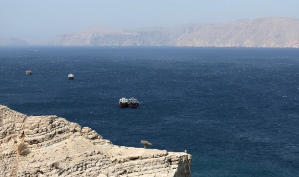 Ιράν: «Όποιες χώρες απελάσουν πρέσβεις των ΗΠΑ και του Ισραήλ θα περνάνε από το Στενό του Ορμούζ»