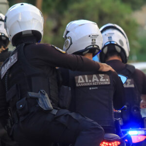 Θεσσαλονίκη: Η ΕΛΑΣ εντόπισε παράνομους αλλοδαπούς σε πατάρι κουρείου – Συνελήφθη η ιδιοκτήτρια του καταστήματος