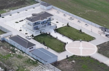 Μέχρι και… ελικοδρόμιο είχαν στην έπαυλή τους οι Ρομά που εμπλέκονται στην απάτη με τις χρυσές λίρες! (φώτο)