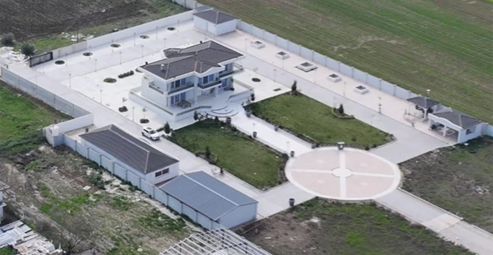 Μέχρι και… ελικοδρόμιο είχαν στην έπαυλή τους οι Ρομά που εμπλέκονται στην απάτη με τις χρυσές λίρες! (φώτο)