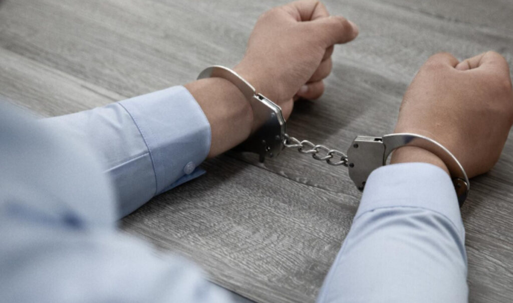 Ρέντη: Συνελήφθησαν δύο άτομα που έκρυβαν σε «καβάτζα» πάνω από 13,5 κιλά ηρωίνης