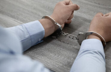 Ρέντη: Συνελήφθησαν δύο άτομα που έκρυβαν σε «καβάτζα» πάνω από 13,5 κιλά ηρωίνης