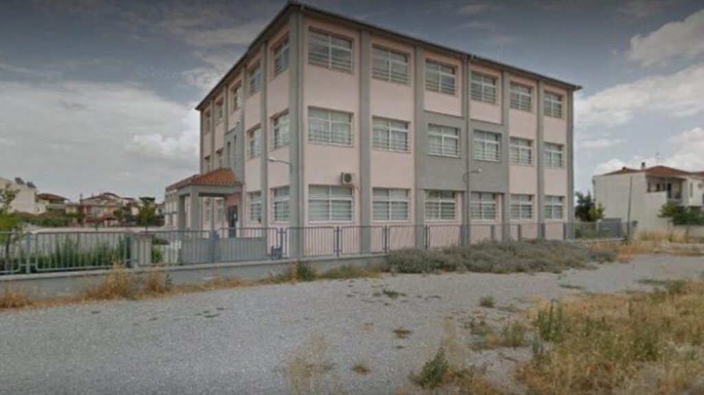 Εκκενώθηκαν δύο σχολεία στη Λάρισα έπειτα από τηλεφώνημα για βόμβα