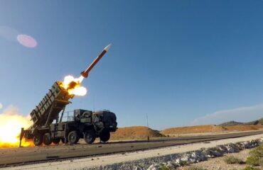 Η στιγμή που ιρανικοί πύραυλοι πλήττουν εγκατάσταση αποθήκευση πετρελαίου στα ΗΑΕ – Patriot προσπαθούν αναχαίτιση