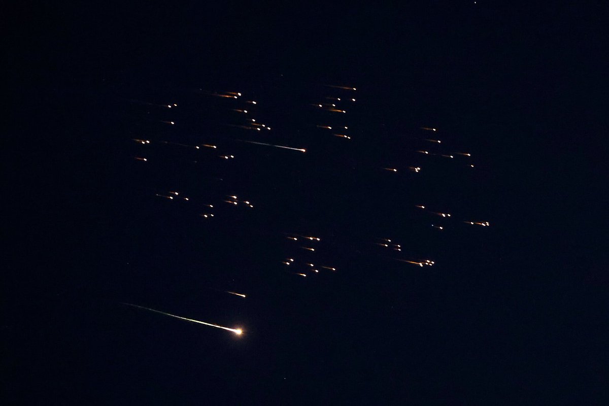 Βίντεο: «Νέφος» υποπυρομαχικών διασπείρεται από ιρανικό πύραυλο Khorramshahr και «λούζει» το κεντρικό Ισραήλ