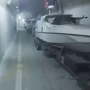 Οι Ιρανοί προκαλούν Τραμπ: Βίντεο με υπόγειες εγκαταστάσεις σκαφών & εκατοντάδων θαλάσσιων ναρκών που θα «σφραγίσουν» τα Στενά του Ορμούζ