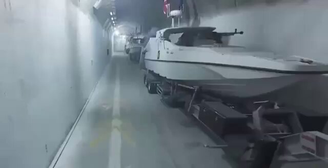 Οι Ιρανοί προκαλούν Τραμπ: Βίντεο με υπόγειες εγκαταστάσεις σκαφών & εκατοντάδων θαλάσσιων ναρκών που θα «σφραγίσουν» τα Στενά του Ορμούζ