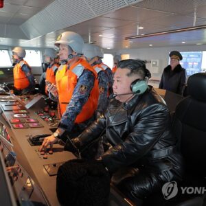 Ο Κιμ Γιονγκ Ουν παρακολούθησε μαζί με την κόρη του και διάδοχο του εκτόξευση πυραύλων από το νέο αντιτορπιλικό