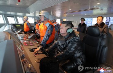 Ο Κιμ Γιονγκ Ουν παρακολούθησε μαζί με την κόρη του και διάδοχο του εκτόξευση πυραύλων από το νέο αντιτορπιλικό