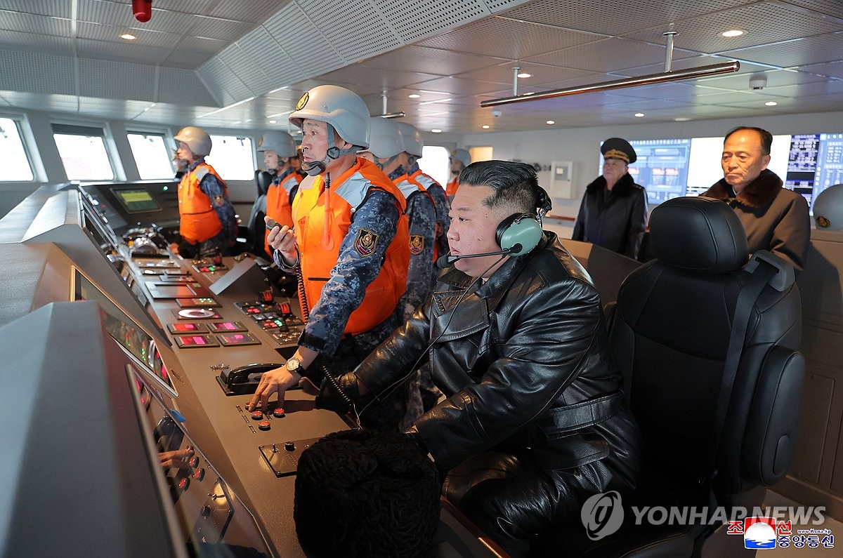 Ο Κιμ Γιονγκ Ουν παρακολούθησε μαζί με την κόρη του και διάδοχο του εκτόξευση πυραύλων από το νέο αντιτορπιλικό