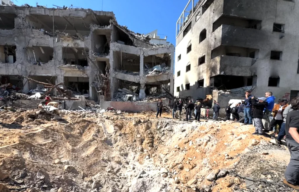 Οι μεγάλες πόλεις του Ισραήλ έχουν πληγεί βαριά και ο υπουργός Άμυνας της χώρας λέει ότι «Κερδίζουμε»!