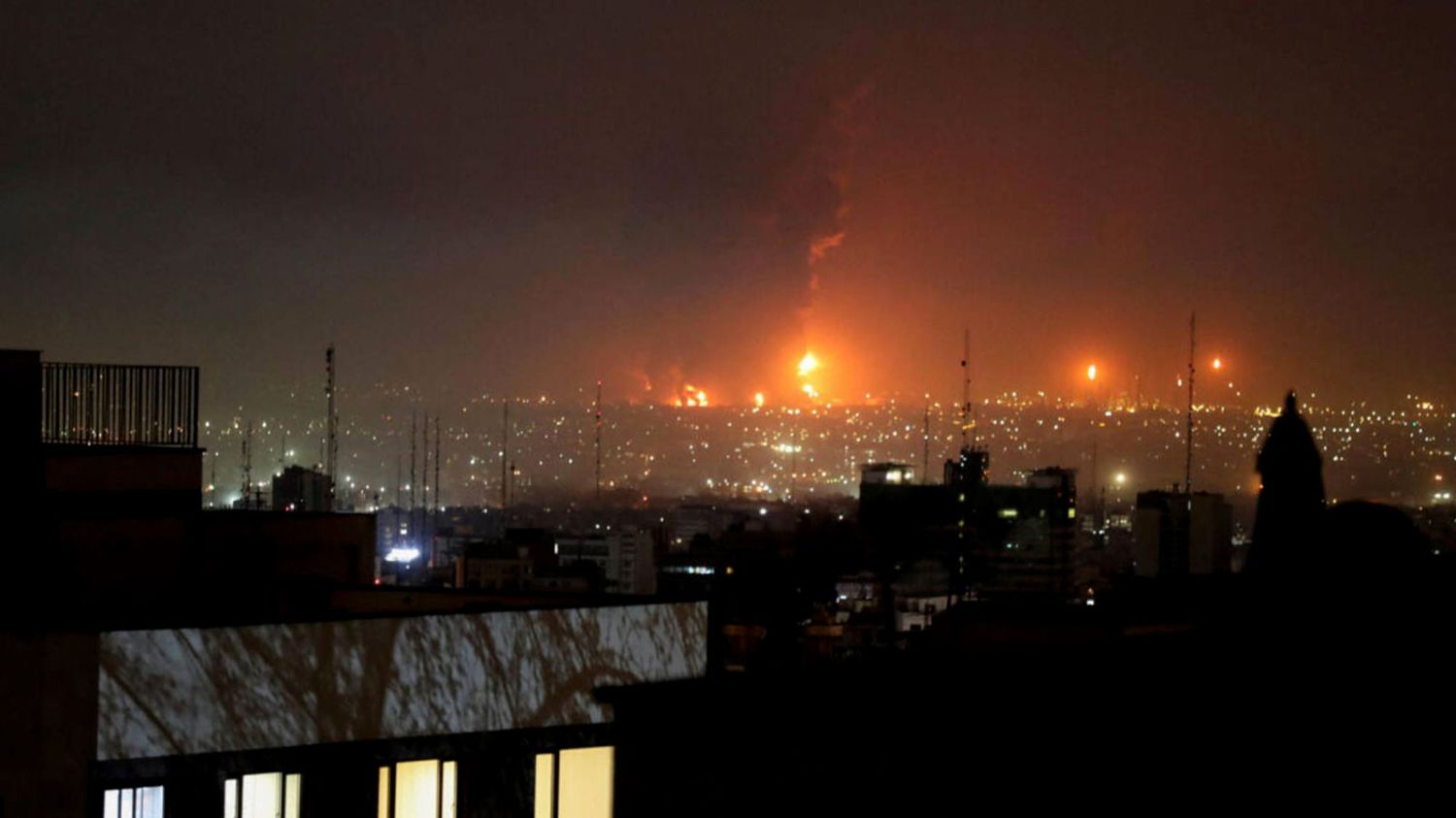 Βίντεο: Κτίριο στην Βηρυτό έχει τυλιχτεί στις φλόγες μετά από ισραηλινό βομβαρδισμό