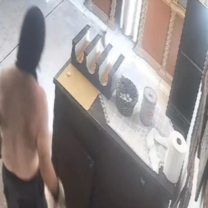 Ηράκλειο: Ημίγυμνος άνδρας μπήκε σε εκκλησία για να κλέψει το παγκάρι – Έσπασε την κάμερα ασφαλείας (βίντεο)