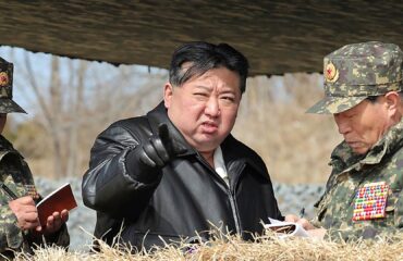 Β.Κορέα: Ο Κιμ Γιονγκ Ουν επέβλεψε δοκιμαστική εκτόξευση πυραύλων cruise (βίντεο)