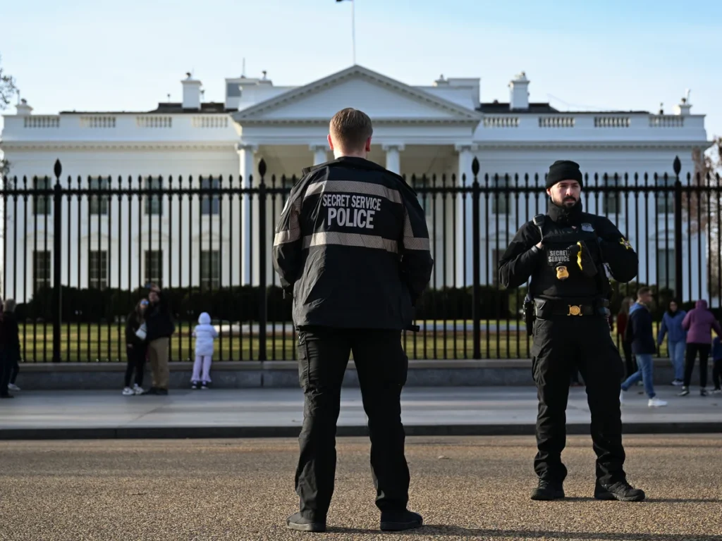 Σε επιφυλακή όλος ο Λευκός Οίκος μετά την πρόσκρουση οχήματος στην εξωτερική πύλη του κτηρίου