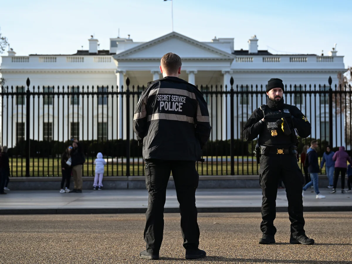 Σε επιφυλακή όλος ο Λευκός Οίκος μετά την πρόσκρουση οχήματος στην εξωτερική πύλη του κτηρίου