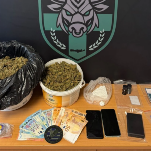 Συνελήφθη 51χρονος στα Χανιά για κατοχή ναρκωτικών: Αστυνομικοί βρήκαν δύο κιλά κάνναβη και κοκαΐνη (φωτο)