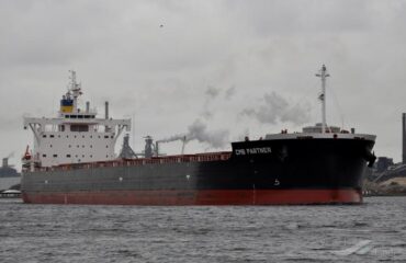 Το πλήρωμα του ελληνόκτητου πλοίου Ζέφυρος που επλήγη στον Κόλπο είναι καλά στην υγεία του