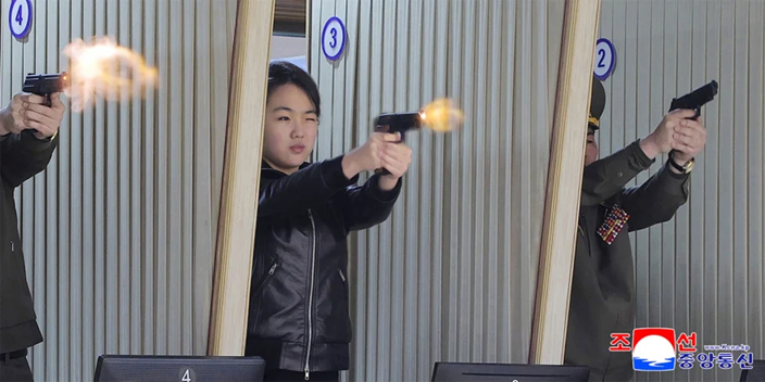 Κιμ Τζου Ε: Η κόρη του Κιμ Γιονγκ Ουν πήρε το όπλο και πυροβόλησε με κλειστό το μάτι σε σκοπευτήριο (φώτο)