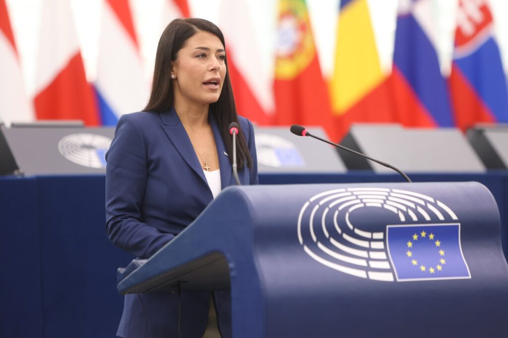 Επίθεση της Α.Λατινοπούλου στην παγκόσμια ακροαριστερά που «έχει βουτηγμένα τα χέρια της στο αίμα»