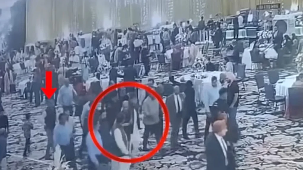 Βίντεο: H στιγμή που πρώην πρωθυπουργός του ινδικού Κασμίρ δέχεται πυροβολισμό εξ επαφής