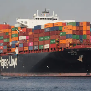 Θραύσματα από βλήματα έπληξαν το φορτηγό πλοίο «Source Blessing» με σημαία Λιβερίας στα Στενά του Ορμούζ