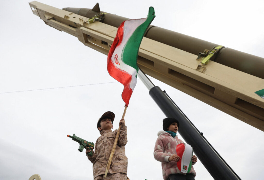 Πλάνα από εκτοξεύσεις ιρανικών βαλλιστικών πυραύλων Emad και Ghadr εναντίον αμερικανικών και ισραηλινών στόχων