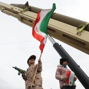 Πλάνα από εκτοξεύσεις ιρανικών βαλλιστικών πυραύλων Emad και Ghadr εναντίον αμερικανικών και ισραηλινών στόχων