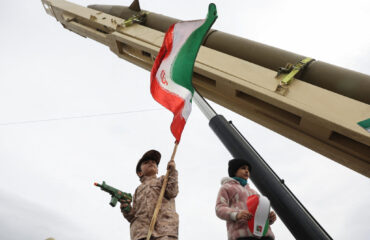 Πλάνα από εκτοξεύσεις ιρανικών βαλλιστικών πυραύλων Emad και Ghadr εναντίον αμερικανικών και ισραηλινών στόχων