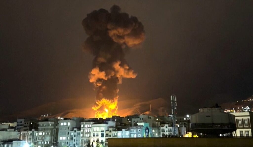 ΗΠΑ: «Έχουμε χτυπήσει 6.000 στόχους» – Οι Κινέζοι επιδεικνύουν ομοιώματα που έχουν πουλήσει και στο Ιράν (βίντεο)