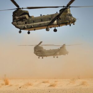 Βίντεο: Αμερικανικά ελικόπτερα CH-47 Chinook αναζητούν τα συντρίμμια του KC-135R στο δυτικό Ιράκ