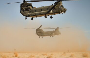 Βίντεο: Αμερικανικά ελικόπτερα CH-47 Chinook αναζητούν τα συντρίμμια του KC-135R στο δυτικό Ιράκ