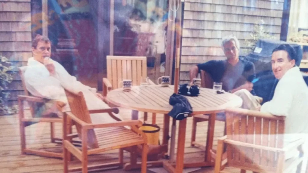 Στη δημοσιότητα φωτογραφία του έκπτωτου πρίγκιπα Άντριου με μπουρνούζι στο πλευρό του Τ.Επστάιν