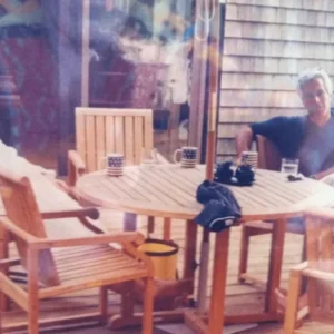 Στη δημοσιότητα φωτογραφία του έκπτωτου πρίγκιπα Άντριου με μπουρνούζι στο πλευρό του Τ.Επστάιν