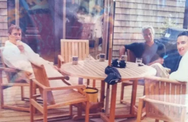 Στη δημοσιότητα φωτογραφία του έκπτωτου πρίγκιπα Άντριου με μπουρνούζι στο πλευρό του Τ.Επστάιν