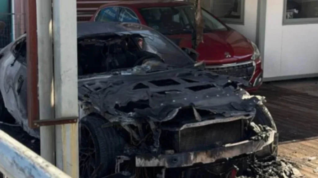 Πάτρα: Άνδρας έβαλε φωτιά σε πολυτελές όχημα – Το έλουσε με βενζίνη και πέταξε φωτοβολίδα