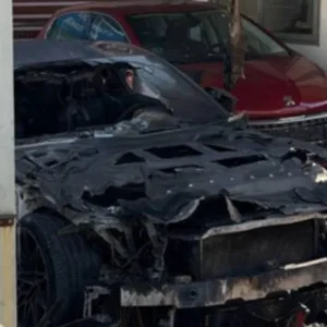 Πάτρα: Άνδρας έβαλε φωτιά σε πολυτελές όχημα – Το έλουσε με βενζίνη και πέταξε φωτοβολίδα