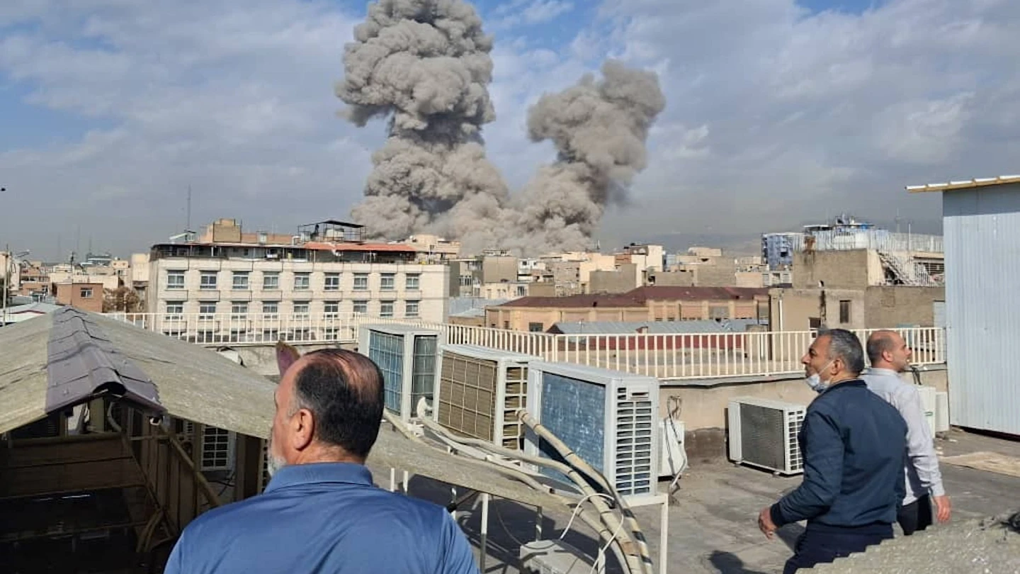 Οι Ισραηλινοί βομβάρδισαν δίπλα σε μεγάλη συγκέντρωση Ιρανών για την Παλαιστίνη στην Τεχεράνη – Σκοτώθηκε γυναίκα!