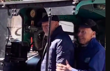 Βόλτα με το τρένο του Οδοντωτού ο ΓΑΠ που… σφύριξε συγχρονισμένα με την σφυρίχτρα της ατμομηχανής (βίντεο)