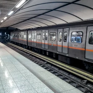 Τρόμος στο μετρό: Νεαροί «γραπώθηκαν» έξω από το βαγόνι και έφτασαν από Αμπελόκηπους…Σύνταγμα! (βίντεο)