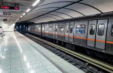 Τρόμος στο μετρό: Νεαροί «γραπώθηκαν» έξω από το βαγόνι και έφτασαν από Αμπελόκηπους…Σύνταγμα! (βίντεο)