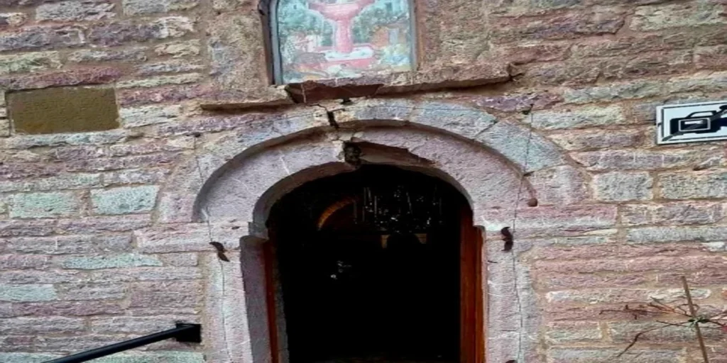 Μονή Παναγίας Σπηλιάς: «Άνοιξε στη μέση» το Καθολικό εξαιτίας του ισχυρού σεισμού στην Ευρυτανία (φώτο)