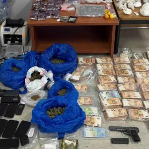 Η ΕΛΑΣ εξάρθρωσε ολόκληρο κύκλωμα διακίνησης ναρκωτικών: Συνελήφθησαν 20 άτομα σε Αργολίδα και Αττική