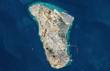 Οι ΗΠΑ εξαπέλυσαν σφοδρούς βομβαρδισμούς στο ιρανικό νησί Χαργκ: «Εξαφανίσαμε κάθε στρατιωτικό στόχο» λέει ο Τραμπ