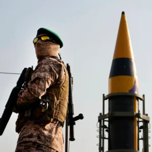 Απειλές Ιράν μετά τα πλήγματα στη νήσο Χαργκ: «Θα κάνουμε στάχτη τις αμερικανικές πετρελαϊκές εγκαταστάσεις»