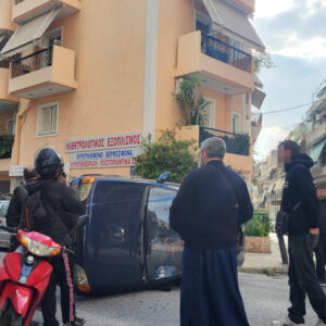 Τροχαίο ατύχημα στην Κυψέλη: Αναποδογύρισε όχημα στη μέση του δρόμου – Απεγκλωβίστηκε ο οδηγός του (φωτο-upd)